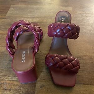 SODA size 7.5 heels Burgundy